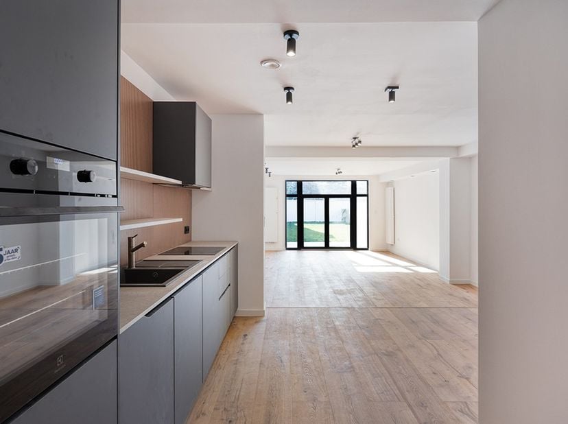 Contacteer Raf voor een bezoek: 0484325180. Dit recent gerenoveerd appartement bevindt zich op het gelijkvloers van een gebouw met 6 appartementen. He