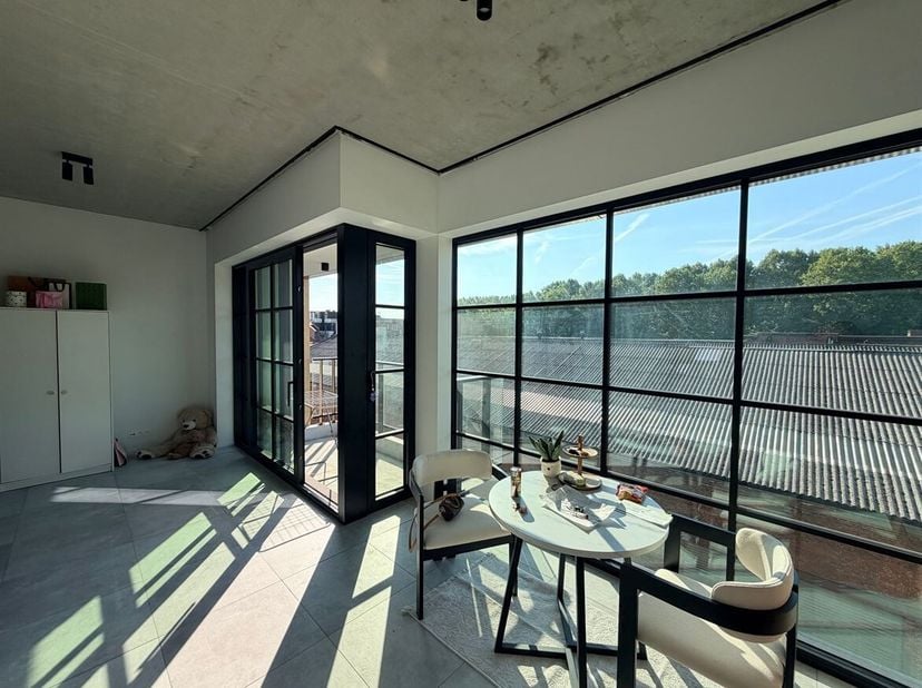 COMFORTABELE STUDIO MET TERRAS IN EEN NIEUWE WOONBUURT <br />
Ligging: Deze recent opgeleverde studio ligt in Residentie John Martin (Tulpstraat/Klamp