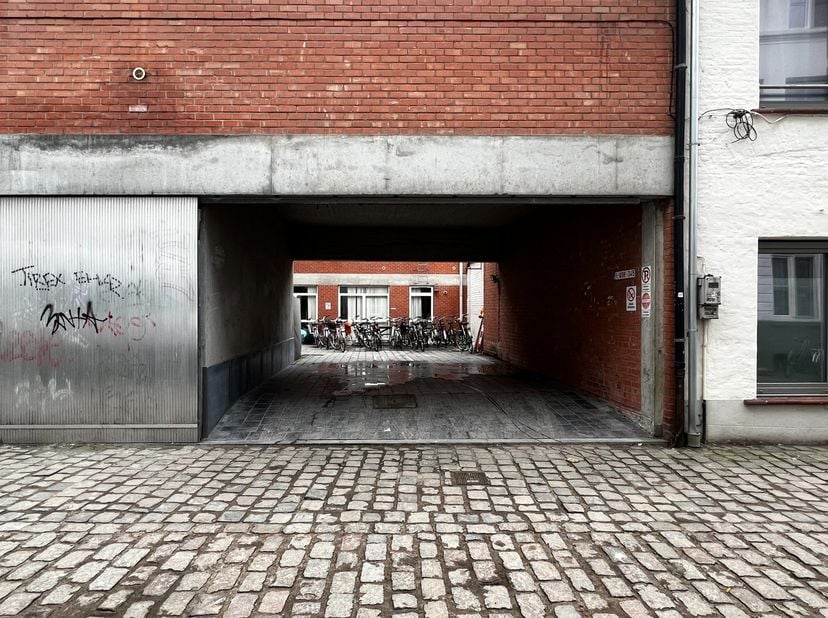 Overdekte parkeerplaats te huur in het hartje van Gent, gunstig gelegen en direct beschikbaar.&amp;nbsp;<br />
<br />
Voor meer informatie contacteer Loui