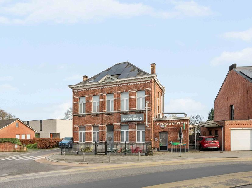 In het bruisende centrum van Rijkevorsel bevindt zich dit statige herenhuis met aparte commerciële ruimte, een uitzonderlijk woonvolume en maar liefst