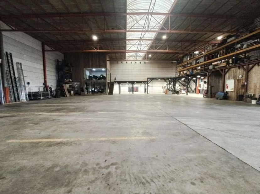 Magazijn in Wilrijk. 800 m² met ingebouwd kantoor en vergaderruimte, sectionale poort en parking. 6.5M vrije hoogte. Nabij A12, E19 en Antwerpse Ring.