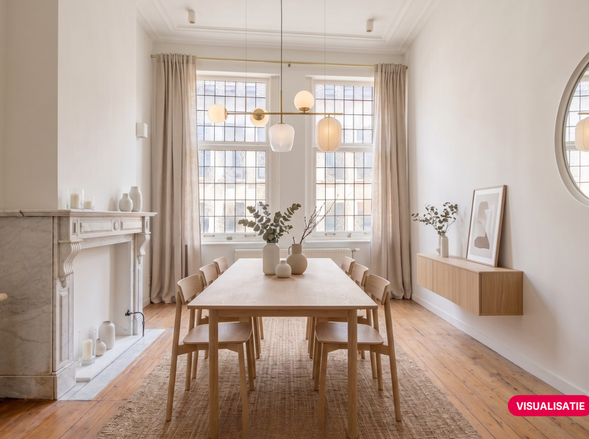 La maison à vendre avec quatre chambres et un grand jardin de ville à rafraîchir est située dans un quartier populaire de la Lange Leemstraat. Il s'ag