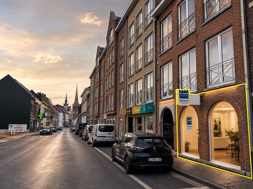 Bent u op zoek naar een professionele uitvalbasis voor uw onderneming? Ontdek deze instapklare kantoorruimte op een toplocatie in het hart van Tielt.