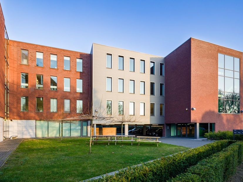 Instapklaar kantoor van 375 m² te huur op amper 5 min. rijafstand van de E17 te Zele.<br />
<br />
Het lichtrijke kantoor dat zich situeert op de derd