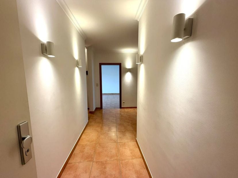 Située sur la charmante place Anne Frank, vous découvrirez cette grande maison avec deux chambres complètes au troisième étage. Vous pourrez y profite