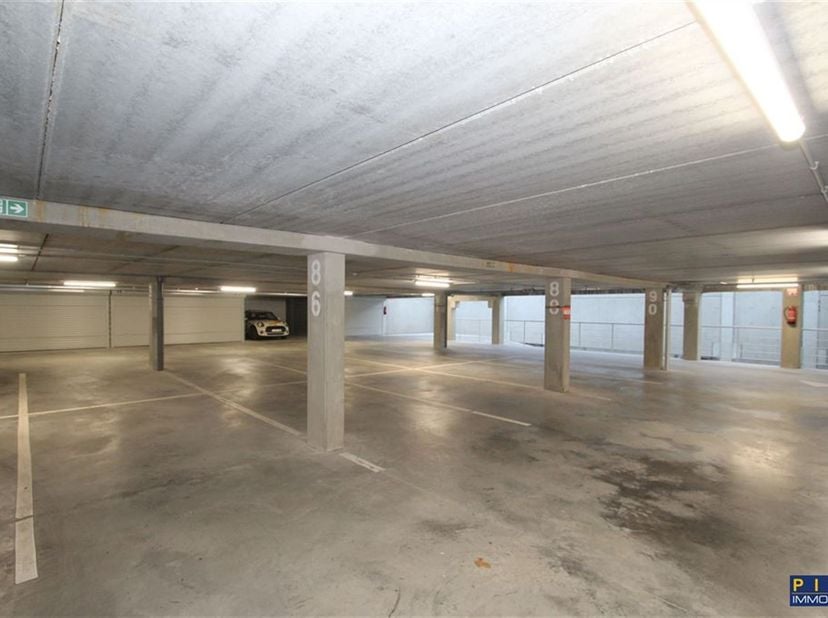 Très bel emplacement de parking, agréablement situé dans le centre ville dans un récent et impeccable immeuble, accès confortable et sécurisé par une