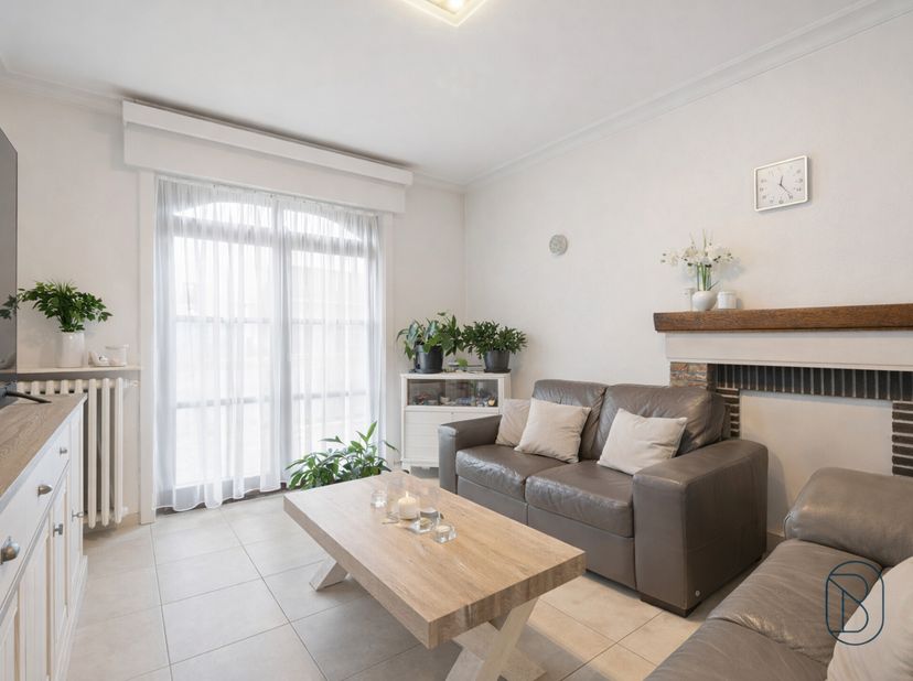 Appartement au rez-de-chaussée dans une petite résidence avec jardin privé et place de parking, idéal comme investissement ou pour y vivre. Situé dans