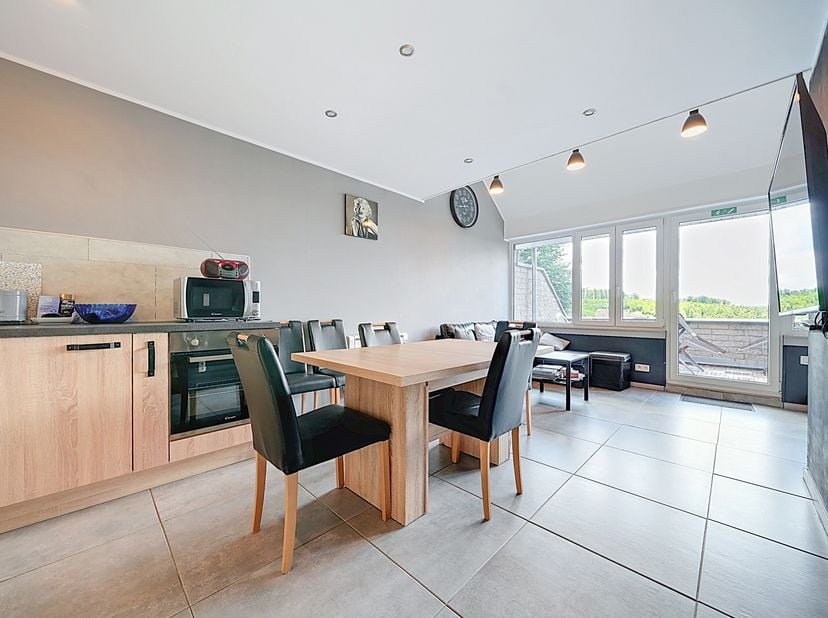 Situé au sein du domaine touristique verdoyant des Terrasses de Malmedy, Easyhome a le plaisir de vous présenter ce spacieux triplex qui séduit dès le