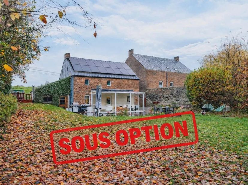 SOUS OPTION - SOUS OPTION - SOUS OPTION<br />
EBimmo vous propose cette charmante maison familiale idéalement située à Landenne.<br />
Au rez de chaus