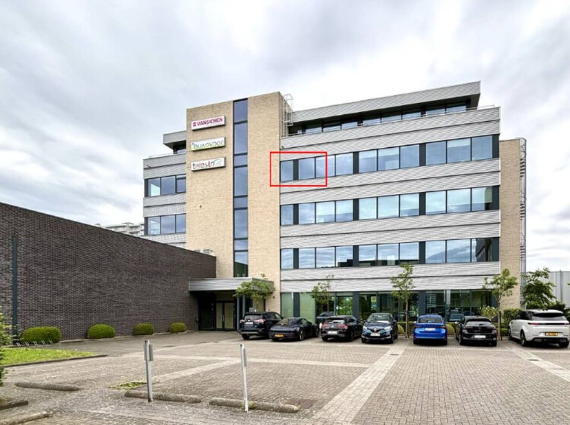 Kenmerken van de kantoorruimte:<br />
Oppervlakte: 14,5 m²<br />
- Veel Lichtinval: Dankzij de grote ramen geniet u de hele dag van natuurlijk licht.<