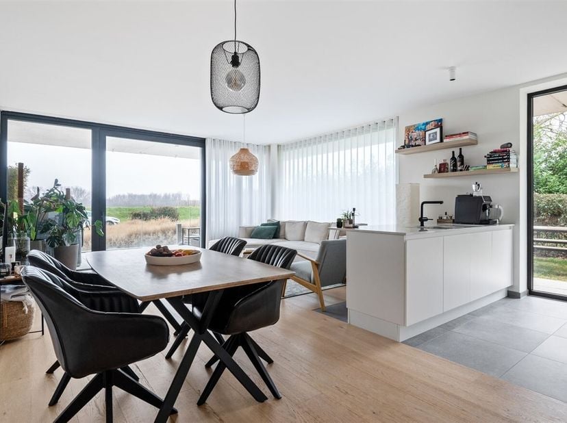 Journée portes ouvertes le samedi 14 mars de 11h à 12h<br />
Ce bel appartement au rez-de-chaussée est situé dans la calme et agréable Lepelstraat à S