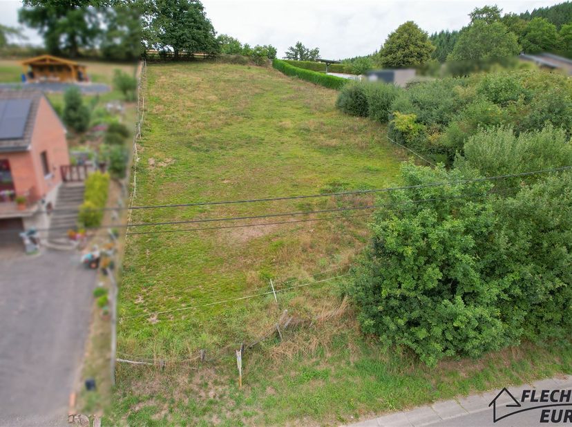 Magnifique terrain à bâtir de 1 897,08 m² situé à Trois-Ponts, offrant un cadre idéal pour concrétiser votre projet de construction.<br />
Le terrain