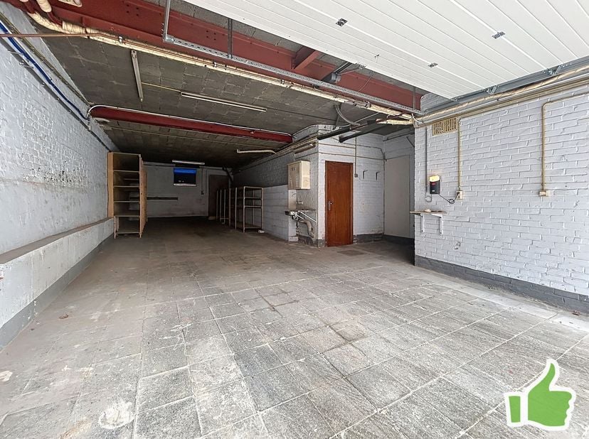 Entrepôt de 75 m² à Mouscron. Idéal pour Stockage <br />
<br />
Espace de stockage ou d'activité d'environ 75 m², fonctionnel et prêt à l'emploi.<br