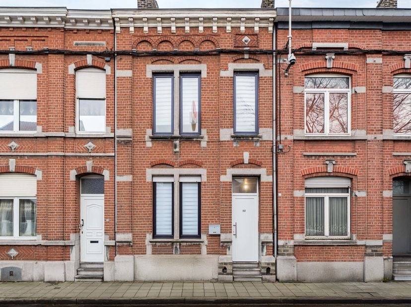 Deze ruime halfvrijstaande woning ligt dicht bij voorzieningen (tram, winkels, scholen, etc.) en bestaat uit:  Begane grond: een hal, een woonkamer en