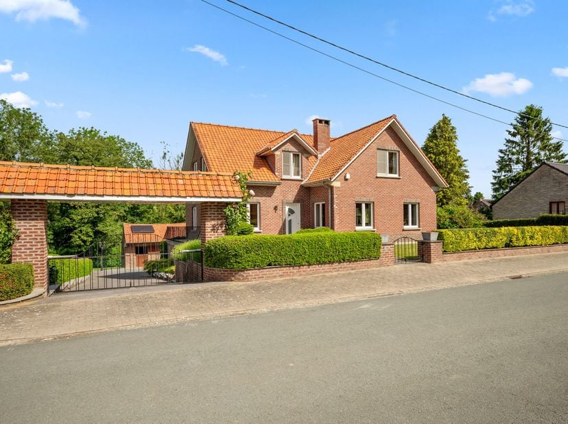 Gelegen op een perceel van 27,55a, met een oprijlaan, een ruime tuin en een eigen bosgedeelte achteraan, biedt deze woning een unieke combinatie van r