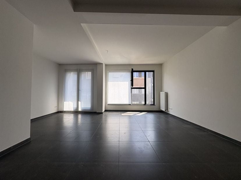 Gerenoveerd appartement met 2 slaapkamers<br />
Ligging: Gelegen in het centrum van Herentals.<br />
Op wandelafstand van de Grote Markt, de winkelstr