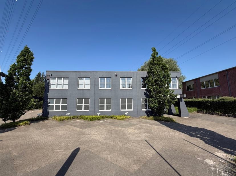 Bureaux avec entrepôt de 1.550 m² à louer à Schelle<br />
Immeuble industriel stratégiquement situé au Molenberglei 5 à Schelle, composé de bureaux mo