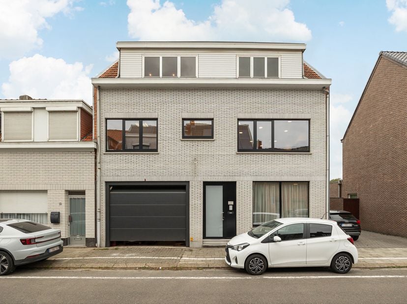 Gelegen in de Korte Kopstraat bevindt zich dit kantoorgebouw met werkplaats / atelier met vele mogelijkheden!<br />
Glvl (528m²): <br />
Inkom / toonz
