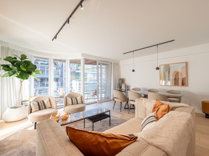 Op een uitstekende ligging, op slechts enkele stappen van het Rubensplein, bevindt zich dit prachtig gerenoveerde appartement in een kleine en rustige