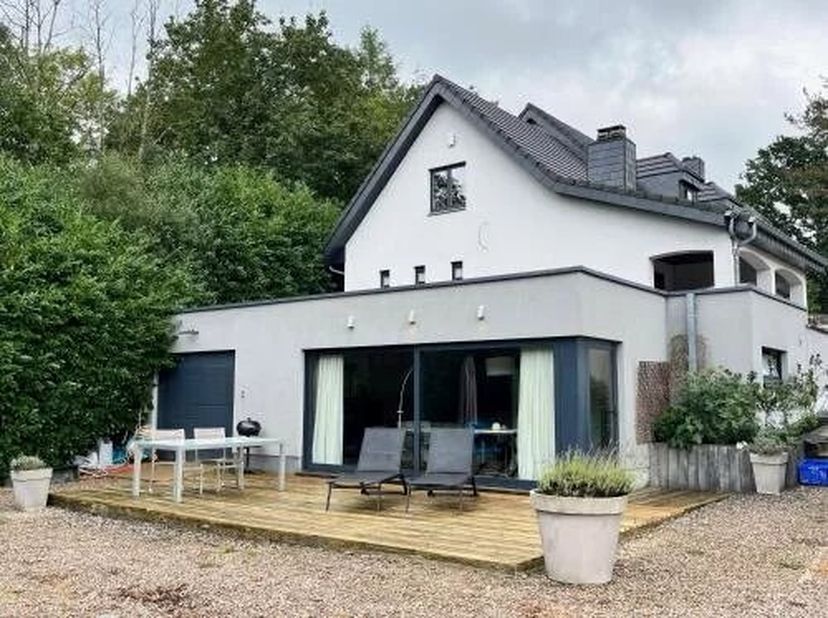 Aan de rand van het Warfaazmeer, in het hart van een typisch dorp in de regio Spa, heeft dit karaktervolle eigendom een oppervlakte van ± 187 m² volge