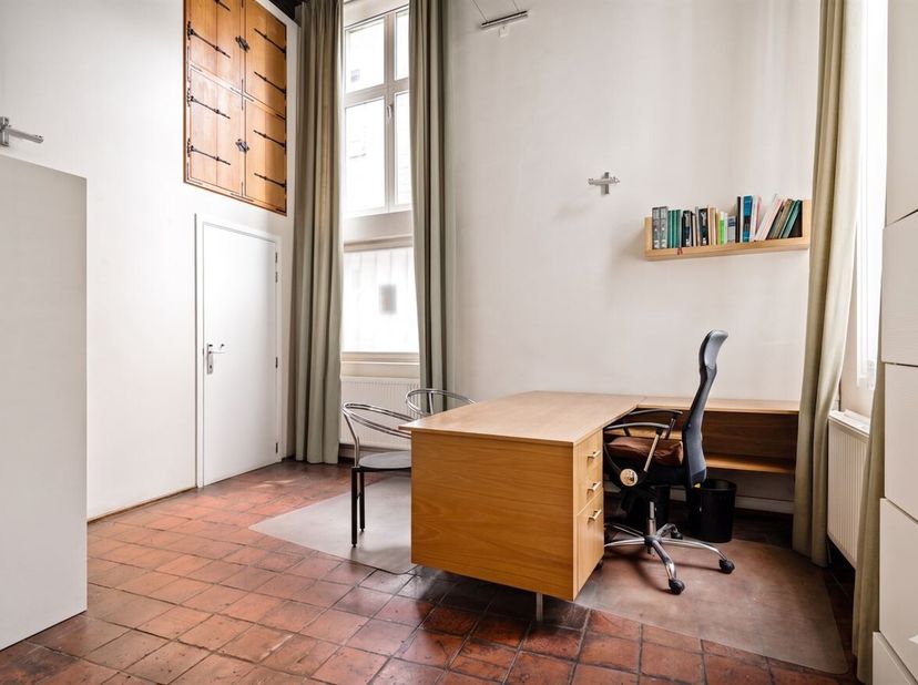 Uitzonderlijk pand met praktijkruimte en garage in hartje Antwerpen<br />
Op een toplocatie in het historisch centrum bevindt zich Den Hert, een besch