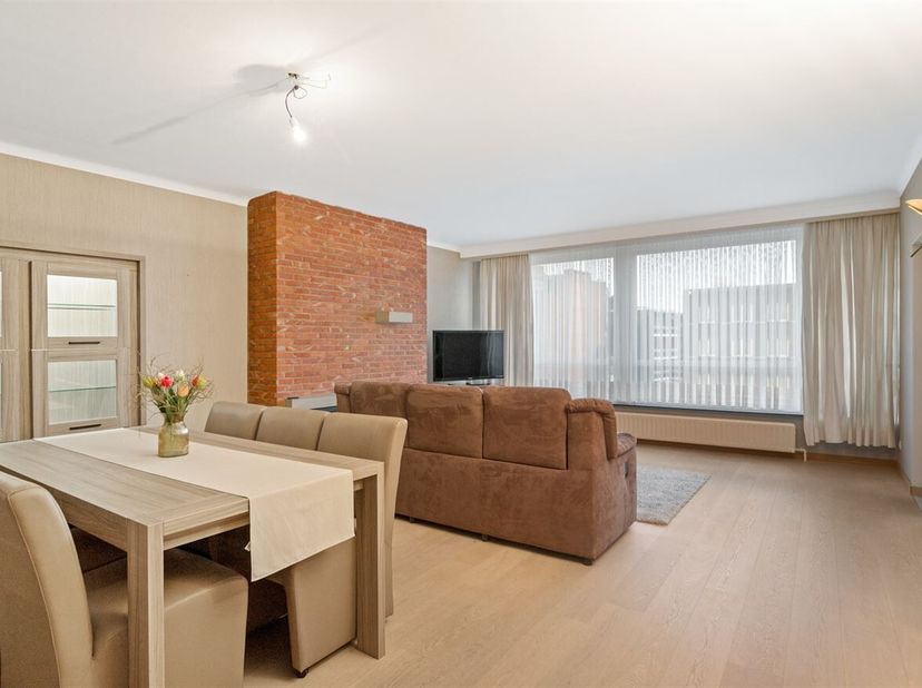 Ruim en instapklaar appartement met 2 slpks<br />
Ligging: Het appartement is gelegen in een kleinschalige residentie in het centrum van Herentals, me