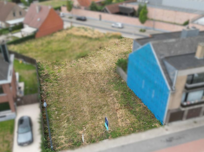 Het stuk bouwgrond (voor één open of halfopen woning) is gelegen op een gunstige ligging tussen Izegem en Rumbeke, de verbindingswegen en winkels zijn