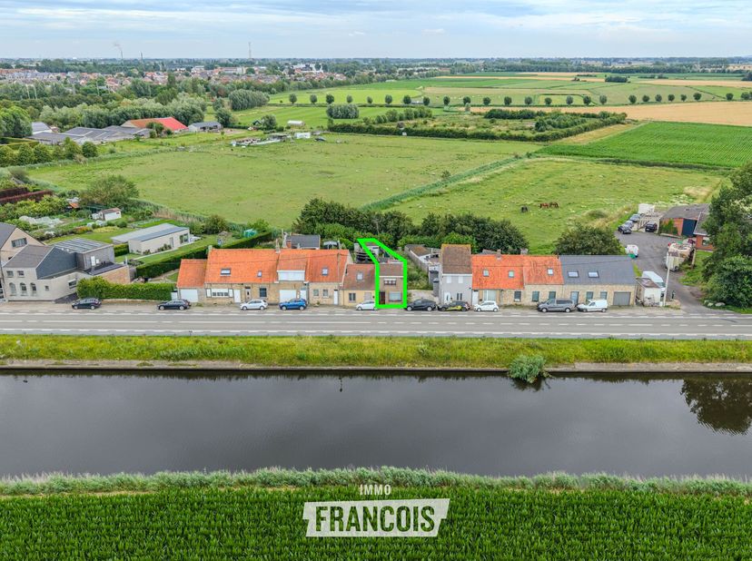 Deze te renoveren woning is gelegen in de Duinkerkestraat in Veurne en biedt een uitstekende opportuniteit voor wie op zoek is naar een woning die vol