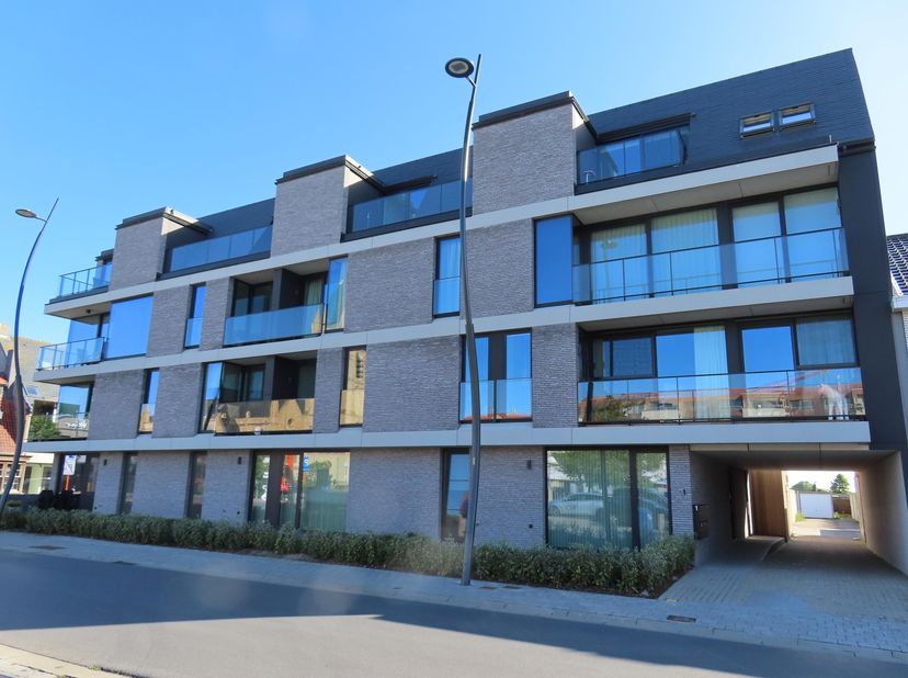 Instapklaar lichtrijk 2 slaapkamerappartement appartement met zonnig terras te koop in Residentie NYS te Westende-dorp. Gelegen op toplocatie pal in h