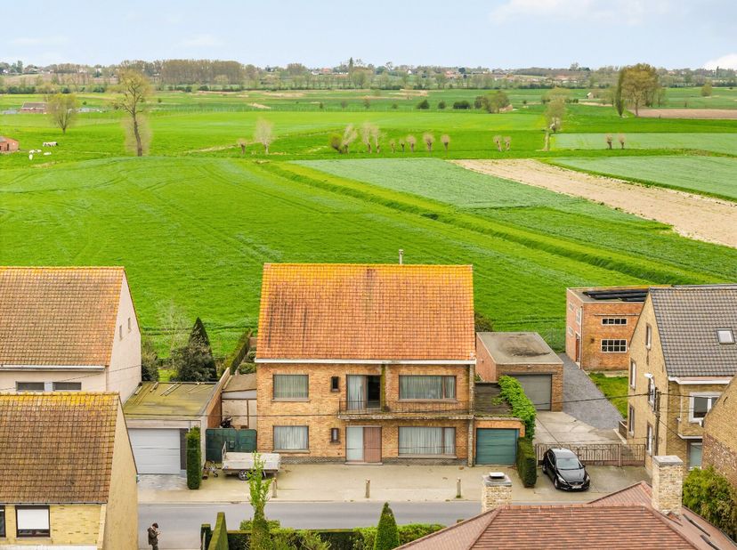Deze ruime en statige woning is gelegen in Vladslo, deelgemeente van Diksmuide, en heeft volgende indeling:<br />
GELIJKVLOERS:<br />
inkom met apart