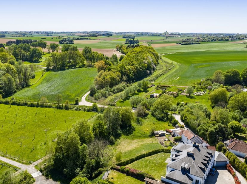 SOUS OPTION, sous réserve de signature du compromis. Inscrivez-vous sur www.latouretpetit.be pour recevoir nos biens en avant-première.<br />
LASNE –