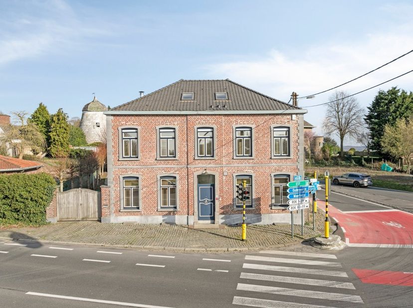 Een bijzonder veelzijdige eigendom op een zichtbare en strategische ligging, binnen een aantrekkelijke prijscategorie.<br />
Meer informatie of een be