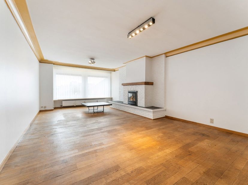 Cet appartement spacieux à Izegem est situé au troisième étage et dispose d'une belle terrasse avec vue dégagée. Le bâtiment est équipé d'un ascenseur