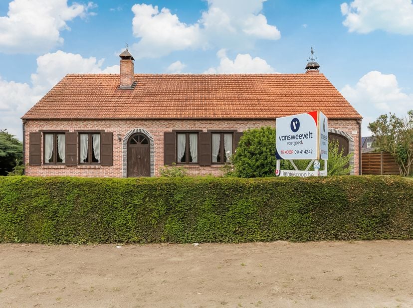 Te renoveren woning op een perceel van 809m² met 3 slaapkamers kortbij het centrum van Gierle. EPC: E-label 493 kWh/m². <br />
Ligging: Op slechts 600