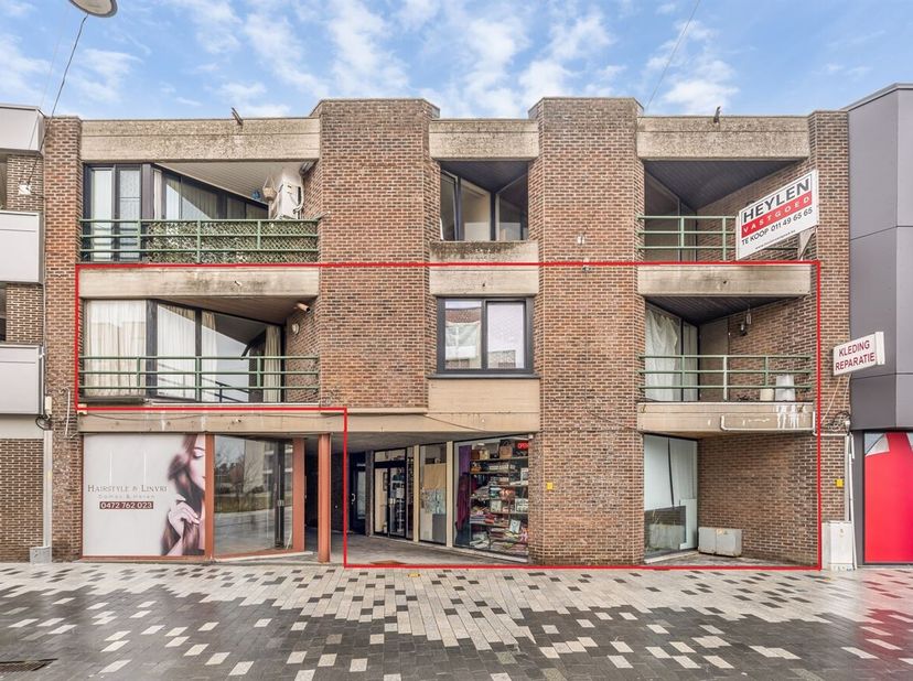 Ligging: Deze opbrengsteigendom is gunstig gelegen in het centrum van Lommel. Dankzij de centrale ligging bevinden tal van voorzieningen zich op wande