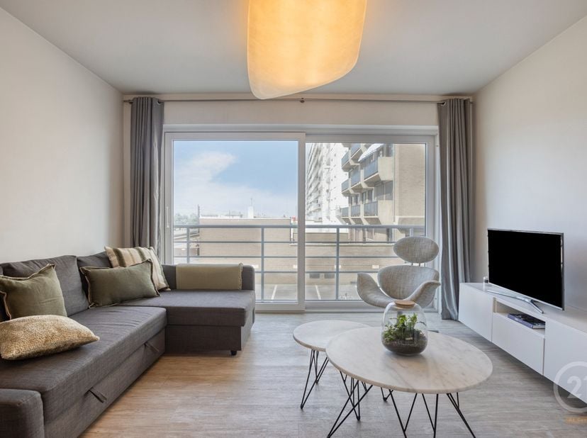 Op zoek naar een verzorgd appartement aan de kust? Dit smaakvol ingerichte appartement geniet van een zijdelings zeezicht en bevindt zich op een uitst
