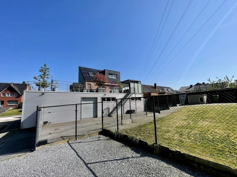 Aan de Steenberg in Hasselt vindt u deze open bebouwing met tal van mogelijkheden. Het gelijkvloers met een oppervlakte van 178m2 is een polyvalente r