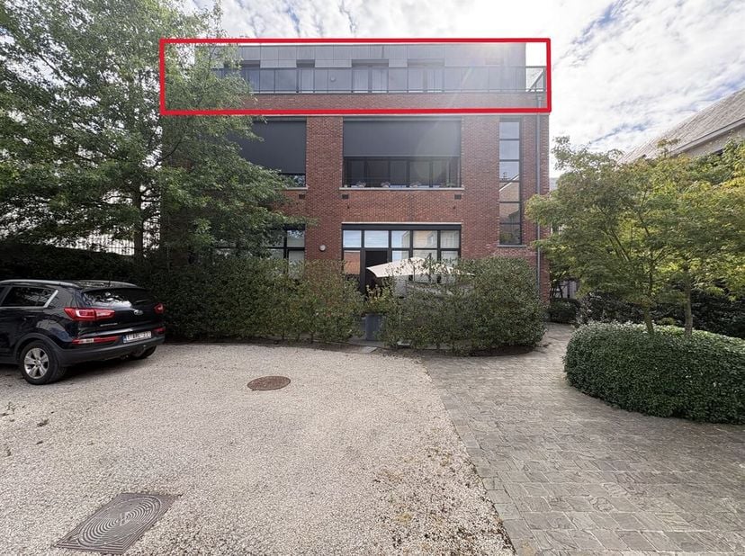 Ruim appartement met 2 slaapkamers op zeer gunstige locatie<br />
Ligging: ideaal gelegen, in Herentals met vlotte verbinding en ontsluiting naar omli