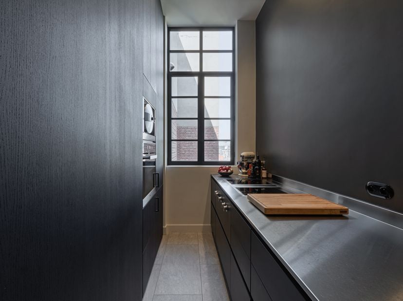 Gelegen op een zéér centrale locatie in Antwerpen, biedt dit ruime en volledig gerenoveerde appartement een zeldzame combinatie van klassieke architec