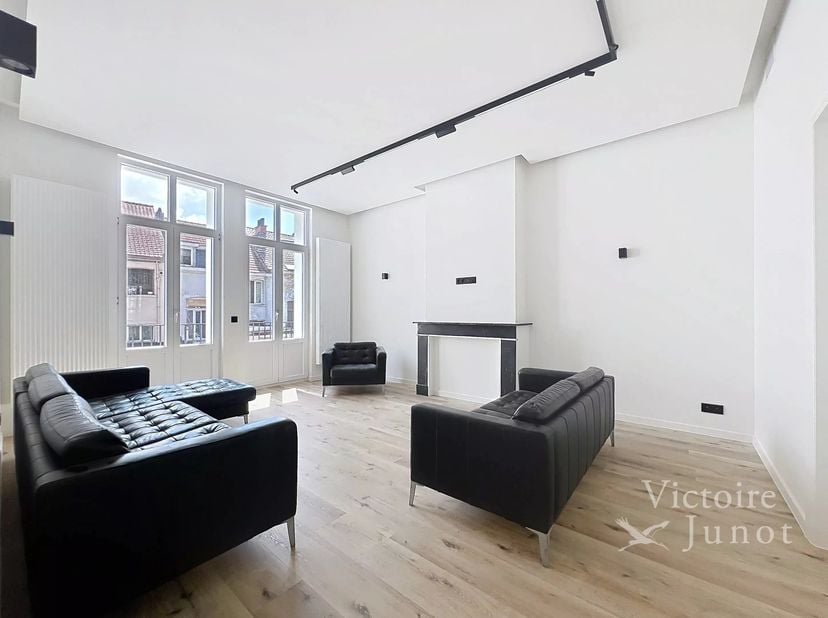 Bien présenté par Carla Rodriguez : carla.rodriguez@victoire.be<br />
Victoire Junot vous propose ce beau duplex meublé de 130 m² ( selon PEB) situé d