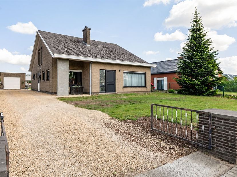 Deze charmante en instapklare open bebouwing in Lokeren is gelegen op een ruim perceel van 13a 87ca en combineert comfort, ruimte en functionaliteit.