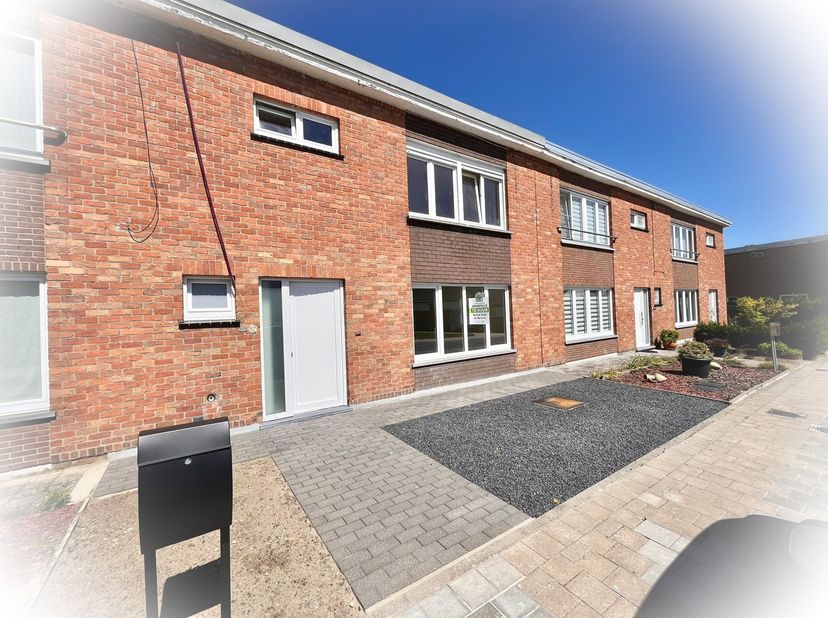 Deze volledig gerenoveerde rijwoning is rustig gelegen op wandelafstand van het centrum van Zomergem, winkels, scholen en bushalte. De woning combinee