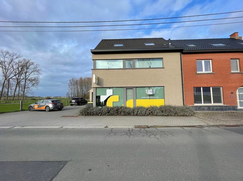 OTTERGEM - Lichtrijk handelspand met brede vitrine<br />
Het aangeboden goed bevindt zich in een recent gebouw in een groene omgeving, doch op slechts