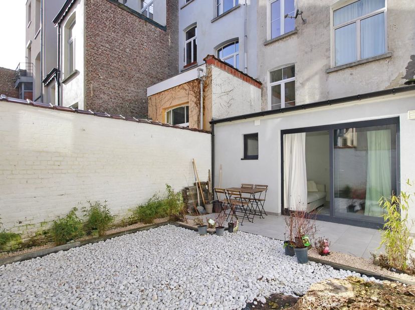 Ixelles, idéalement situé entre lavenue Louise et la place Flagey, charmant appartement une chambre, joliment meublé, au rez-de-chaussée avec une agré
