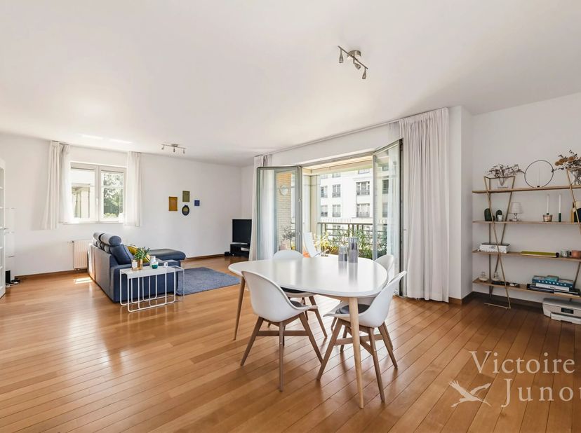 Victoire-Junot nodigt u uit om dit ruime appartement van 131 m² te ontdekken, gelegen in de gewilde Joli-Bois wijk van Woluwe-Saint-Pierre. Dit lichte