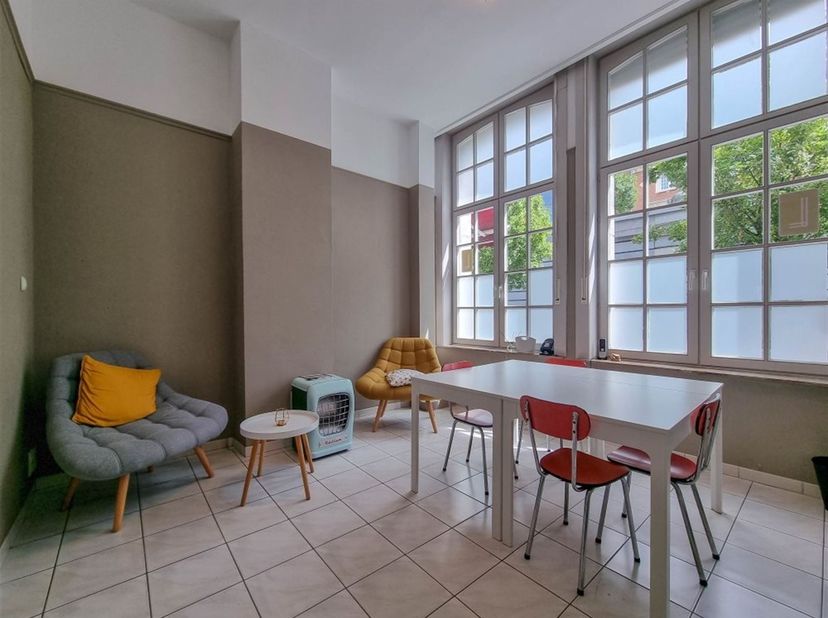 Beau bureau de +/- 20 m² avec pièce de travail et wc séparé, situé à quelques pas de la rive de l'Escaut et près de la belle rue piétonne de Tournai.