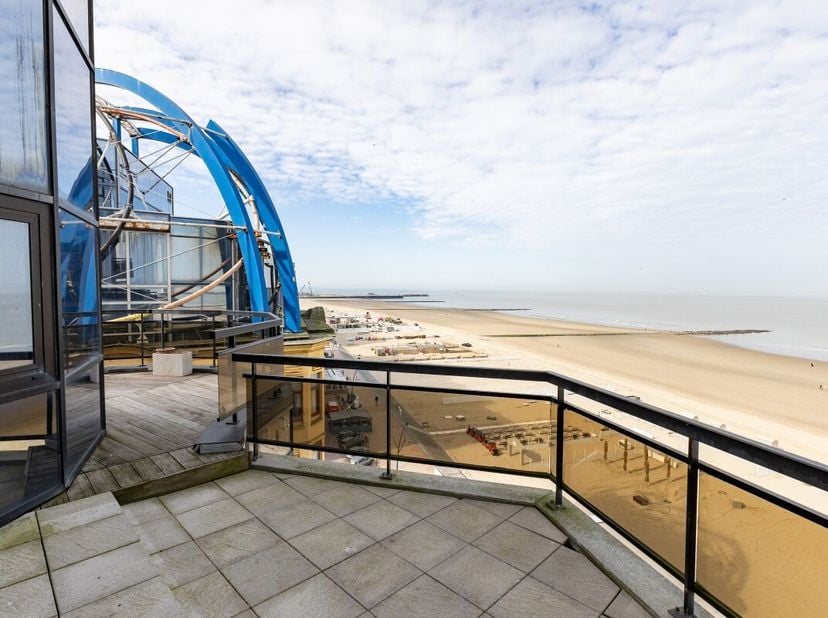 Blankenberge: Uniek hoekappartement met 2 slaapkamers, grote terrassen en zeezicht! Op de 8e verdieping van de unieke residentie "Bristol Palace" vind