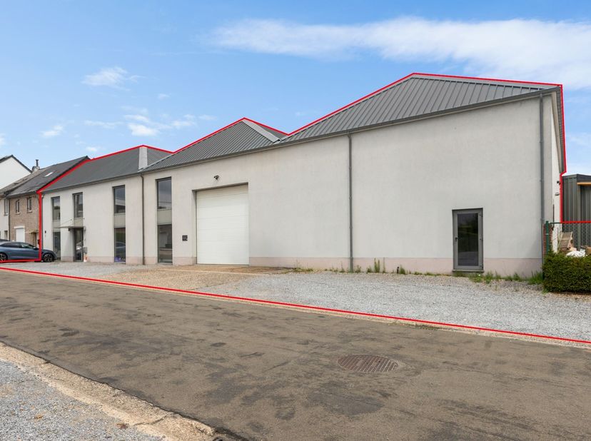 Bedrijfsgebouw met 593m² magazijn en 240m² burelen te Genk<br />
Het pand is gelegen aan de Lantmeetersweg te Genk, een strategische locatie binnen d