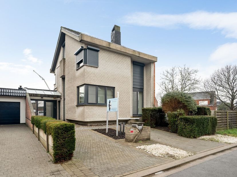 Ontdek deze ruime en veelzijdige halfopen bebouwing, rustig gelegen in de Salvialaan 3 in Nijlen. De woning bevindt zich in een kindvriendelijke woons