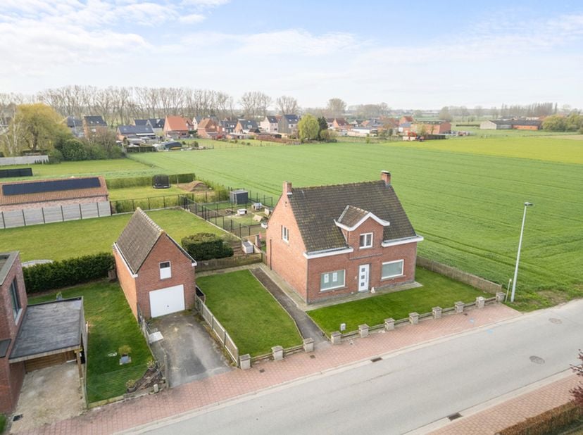 Alleenstaande woning met tuin en garage en aangenaam vrij zicht op de omliggende weilanden. <br />
INDELING<br />
WONING:<br />
GELIJKVLOERS: inkom en